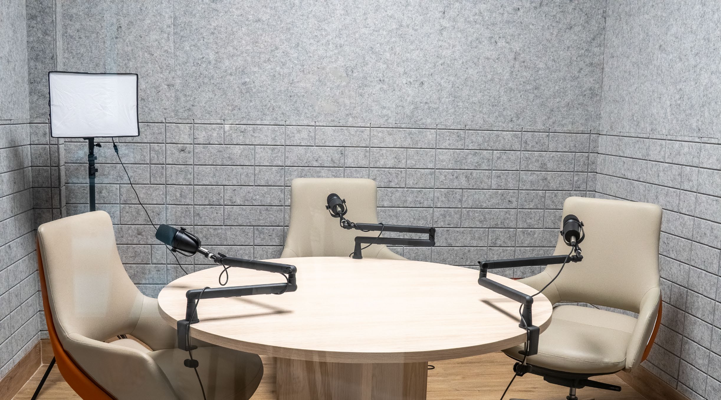 Sala de Podcast Mesa Redonda para 3 micrófonos
