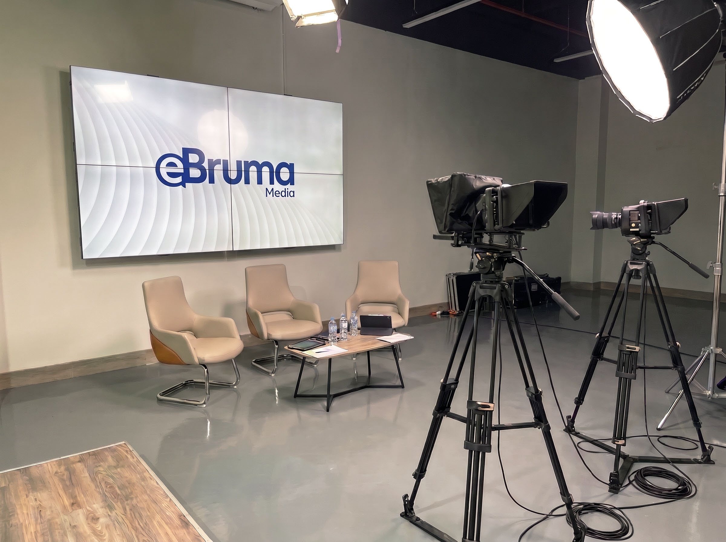 Set de Entrevista con Pantallas eBruma Media